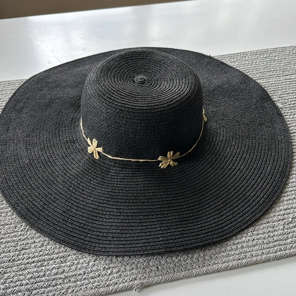 Vintage Black Large Straw Hat with Daisy Flower Detail - Picture 6 of 6